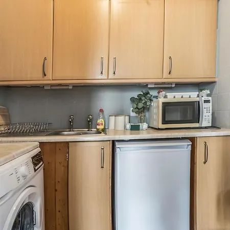 Centre 2 Bedroom Flat - Close To Haymarket Train Station. Edinburgh