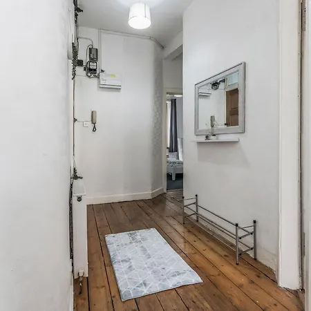 Apartment Centre 2 Bedroom Flat - Close To Haymarket Train Station. Edinburgh