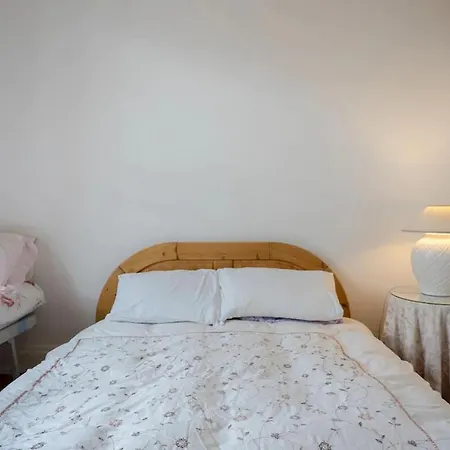 公寓 Captivating 4-bed In *