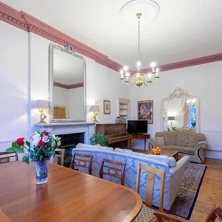 公寓 Captivating 4-bed In *
