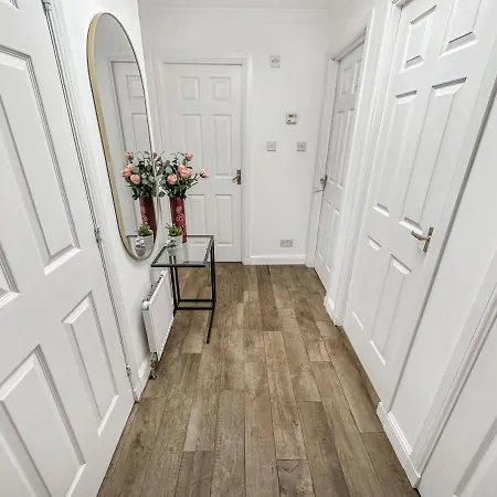 Comfortable 2 Bedroom Flat In The Centre *