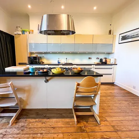Large 3br Cosy Family Newington