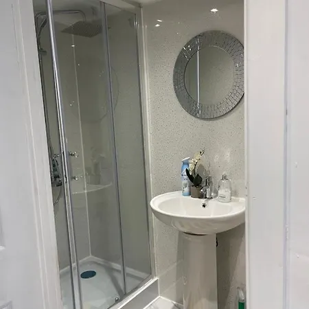 Habitación en casa particular One Bedroom In Spacious Bungalow, Free Parking & Private Entrance *