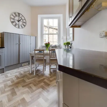 Stylish & Modern 2 Bedroom - Stockbridge.