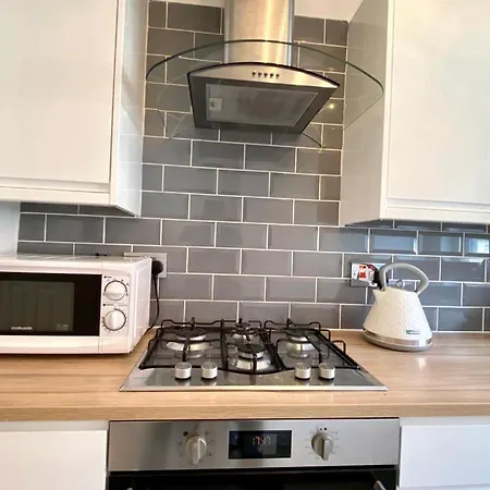 3 Bedroom - 2 Bathroom Townhouse In Corstorphine Near Murrayfield Stadium - Direct Bus To Centre In 20 Minutes - Two Private Parking Spaces - Private Sunny Garden - Recently Refurbished エディンバラ