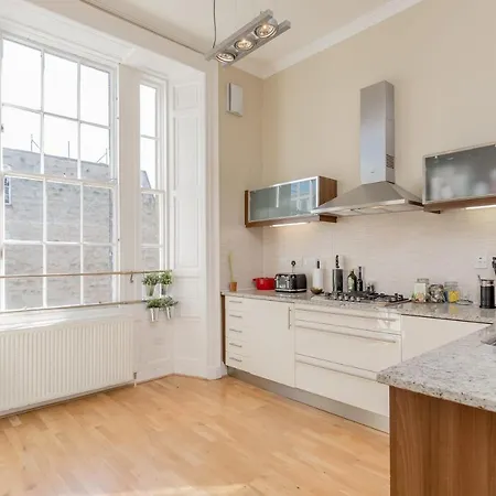 Stunning New Town 3 Bed 公寓