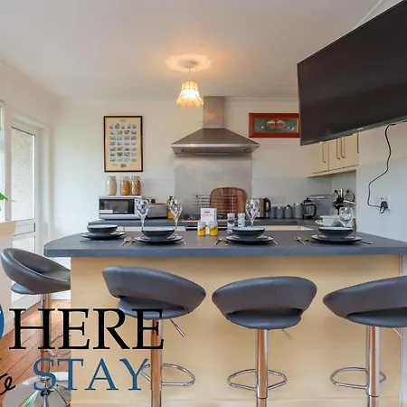 Lovely By The Hillwood Park-free Parking Apartment *