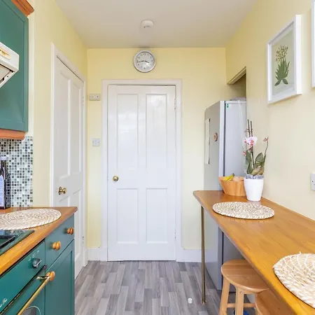 Bright & Spacious Double With Garden View- Close To Airport & Centre