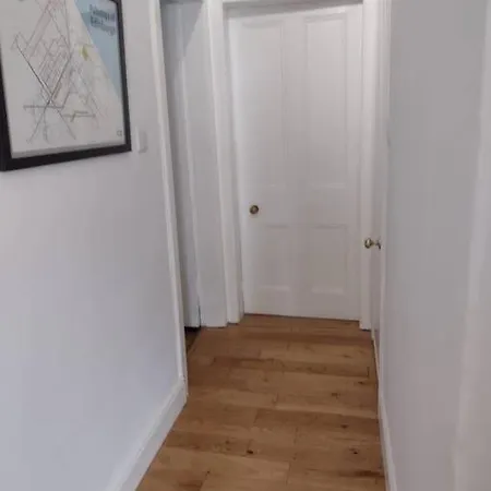 Pass The Keys Modern Vibrant Flat In Leith 에든버러