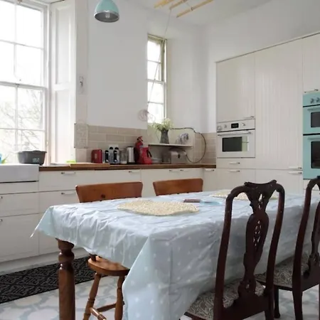 Spacious 4bd Terraced Flat - Old Town