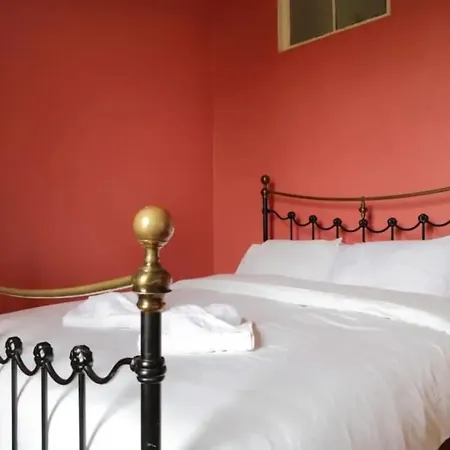 Spacious 4bd Terraced Flat - Old Town