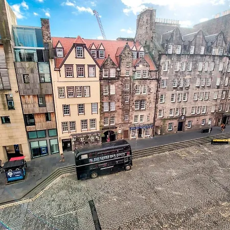 Modern Royal Mile 2 Bed Flat - Pass The Keys Apartment