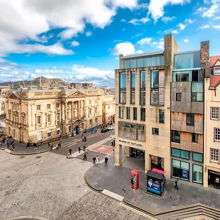 Апартаменты Modern Royal Mile 2 Bed Flat - Pass The Keys