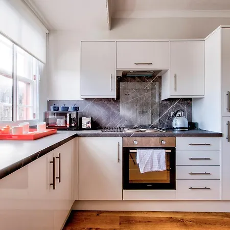Modern Royal Mile 2 Bed Flat - Pass The Keys