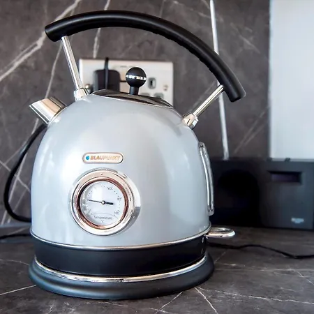 Modern Royal Mile 2 Bed Flat - Pass The Keys Apartment Edinburgh