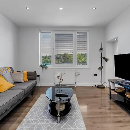 Stunning 3 Bedroom 2 Bathroom - Free Parking - Close To Centre & Airport Appartamento *