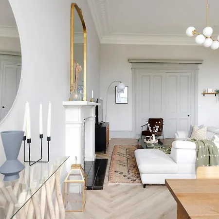 Grand Bright In Historic Edynburg