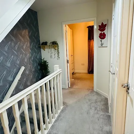 Modern 3 Bed With Free Parking And Garden Close To Center And Airport Вилла