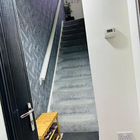 Modern 3 Bed With Free Parking And Garden Close To Center And Airport Эдинбург