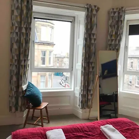 3 Bedrooms In Blackwood Crescent Апартаменты