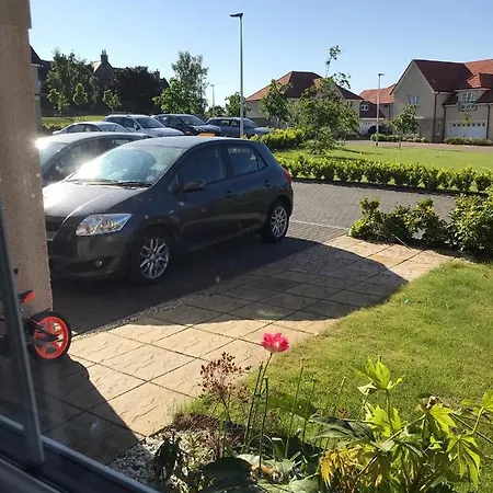 Guest house Large En Bedroom With One Double Bed No Breakfast Provided