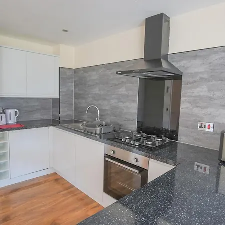 Stylish Modern Newly Built 15 Min From Centre