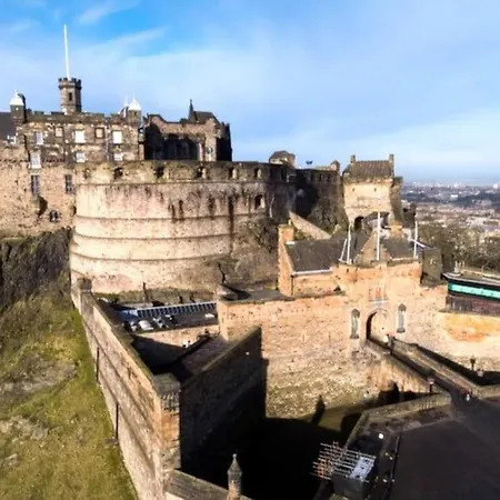 2 Bed Flat On Royal Mile Edinburgh