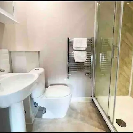 Modern 2bed 2bath In Leith * Edinburg