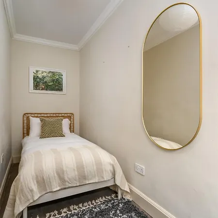 Retro New Town Garden Flat