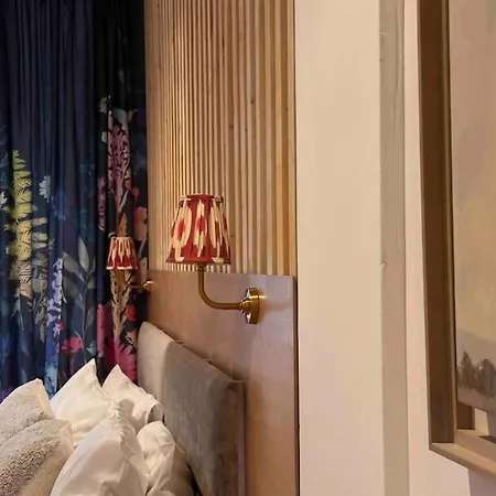 16th Century Courtyard On The Royal Mile