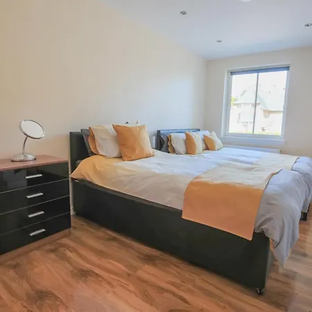 Stylish Modern Newly Built 15 Min From Centre Apartamento