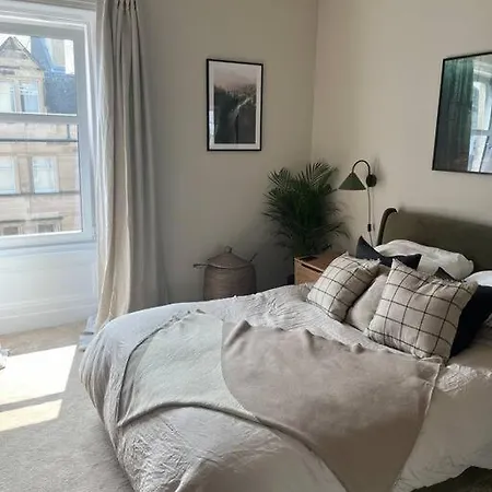 Pass The Keys Luxury Top Floor 2 Bedroom * Edinburgh