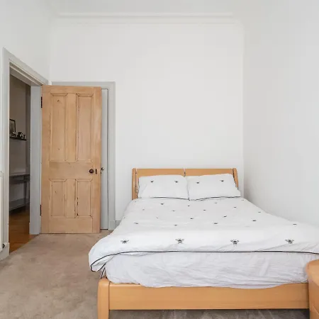 Pass The Keys Luxury Top Floor 2 Bedroom * Edinburgh