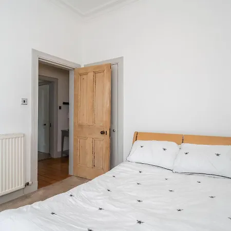 Pass The Keys Luxury Top Floor 2 Bedroom * Edinburgh