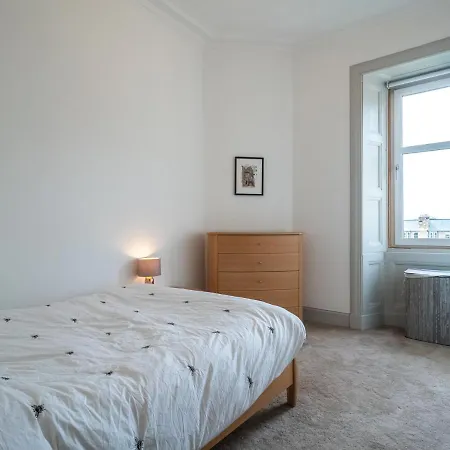 Pass The Keys Luxury Top Floor 2 Bedroom * Edinburgh