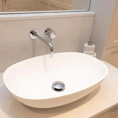 Deluxe 3-bedroom On Princes Street Overlooking Castle *