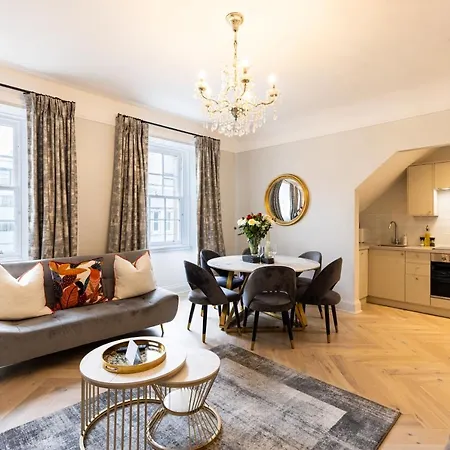 Righ - Luxurious Centre Three Bedroom * Edinburgh