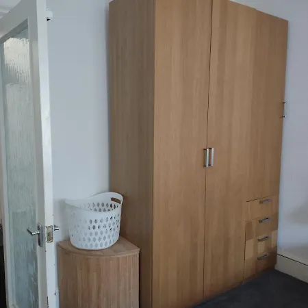 Entire 2 Bedroom Flat Near Centre 4-6 Pp Apartment