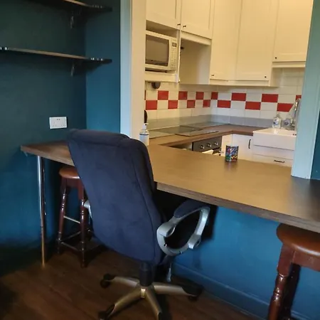 Entire 2 Bedroom Flat Near Centre 4-6 Pp * Edinburgh