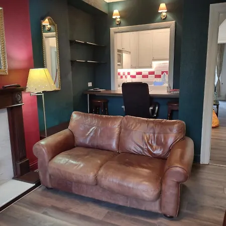 Entire 2 Bedroom Flat Near Centre 4-6 Pp Apartment