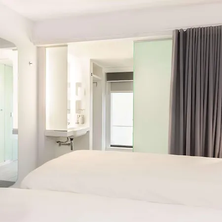 Yotel 4*