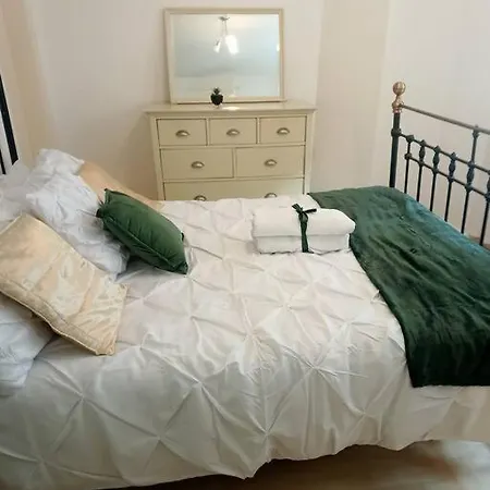Unique 3 Bedroom Entire House Near Royal Mile