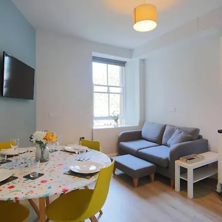 Cosy & Broughton 2br Near Centre شقة *