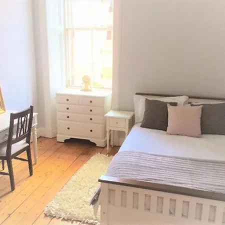 Superb 3 Bed Near Botanic Gardens 公寓
