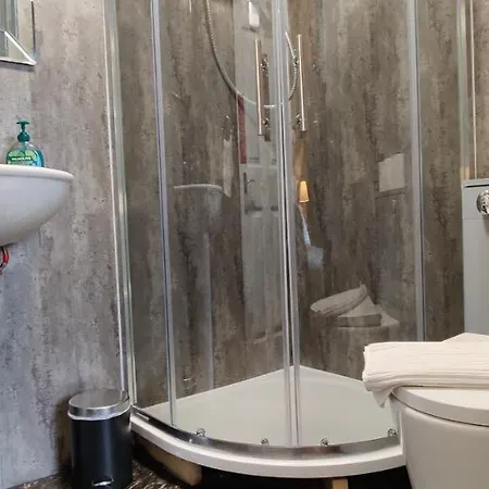 - Gilmore 3* אדינבורו