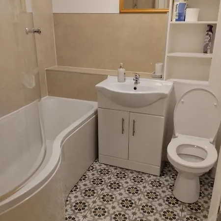 Lovely 2 Bed Main Door Flat With Free Parking Lägenhet *