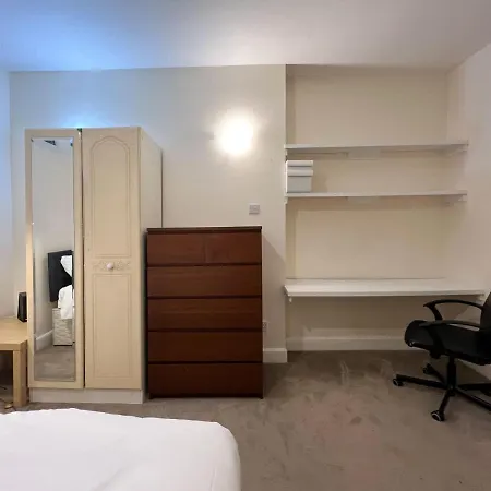 Convenient 2br Basement Flat In Leith