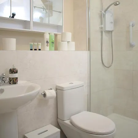 Modern 2-bed Haven, Free Parking *