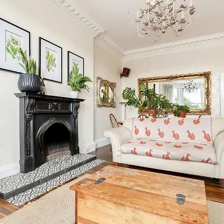 Stylish Victorian Apartment's Close To The Botanical Gardens, Free Parking!