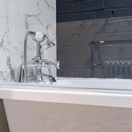 89 The Merchants- Chic By The House Of Danu